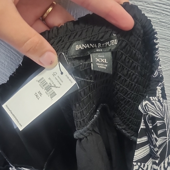 Banana Republic Black and White Leaf Print Maxi Dress - Picture 2 of 5